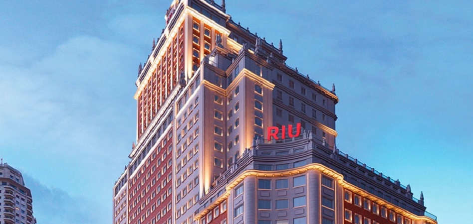 Riu abre su hotel en el Edificio España de Madrid tras dos años de reformas